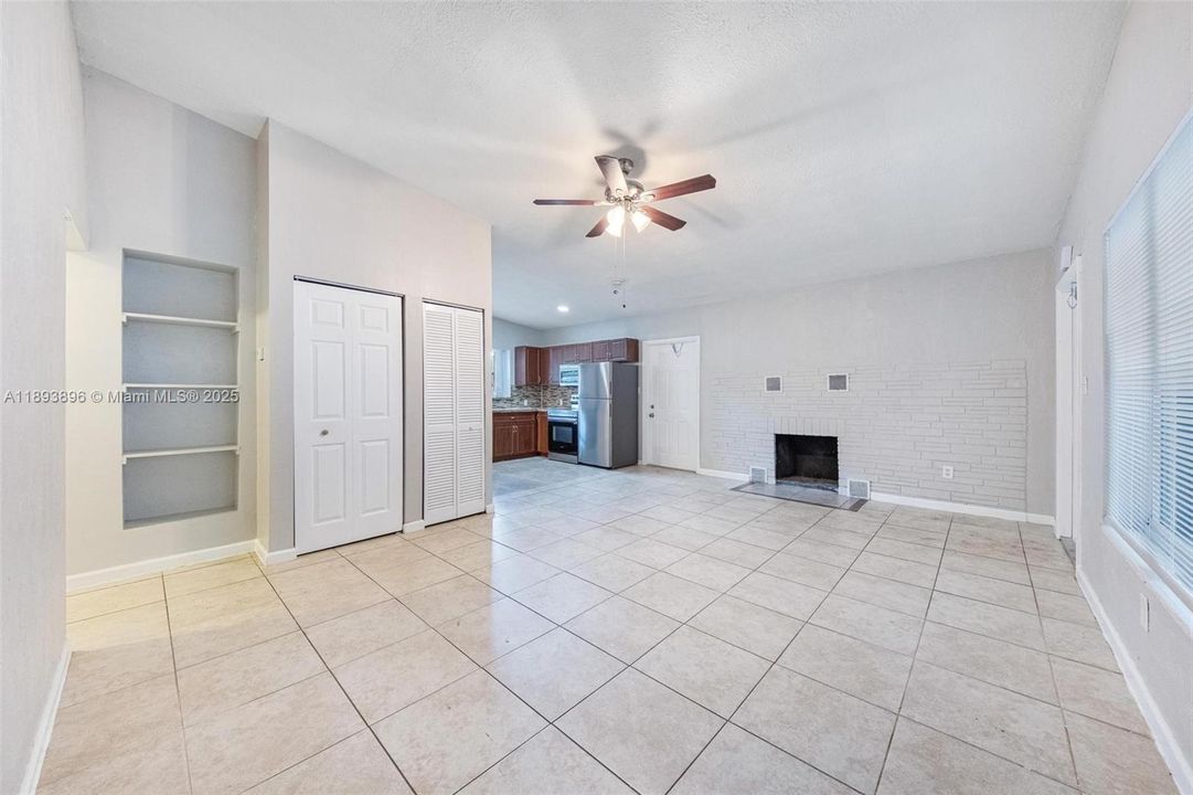 Недавно продано: $379,000 (3 спален, 2 ванн, 1000 Квадратных фут)