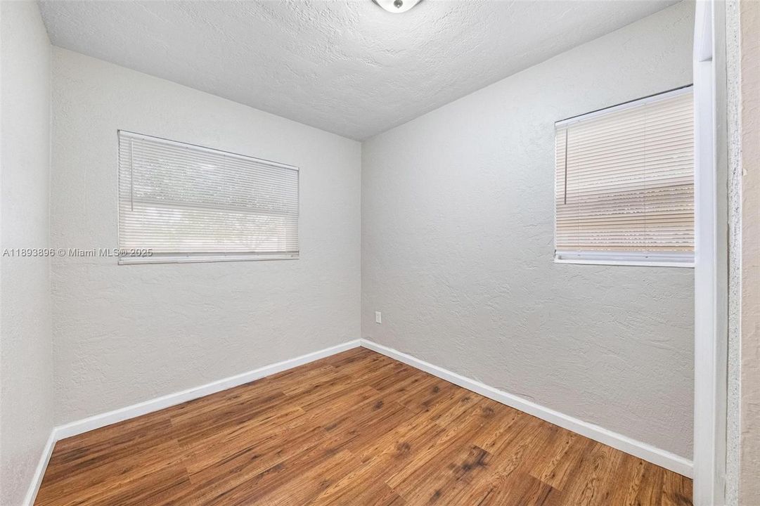 Недавно продано: $379,000 (3 спален, 2 ванн, 1000 Квадратных фут)