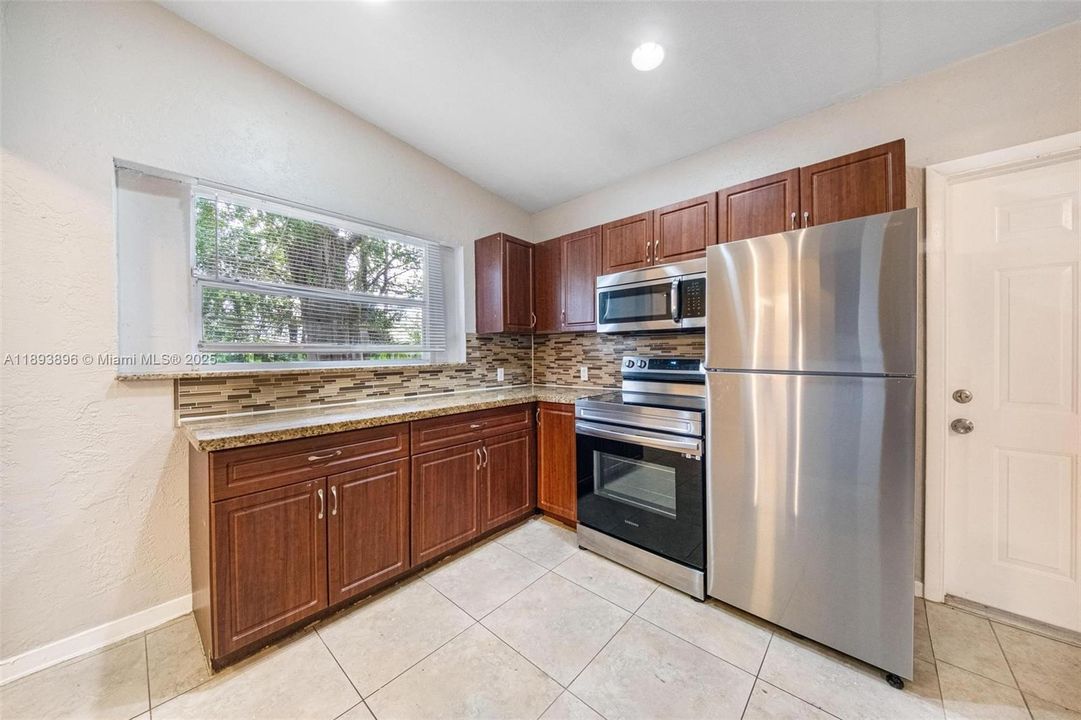 Недавно продано: $379,000 (3 спален, 2 ванн, 1000 Квадратных фут)