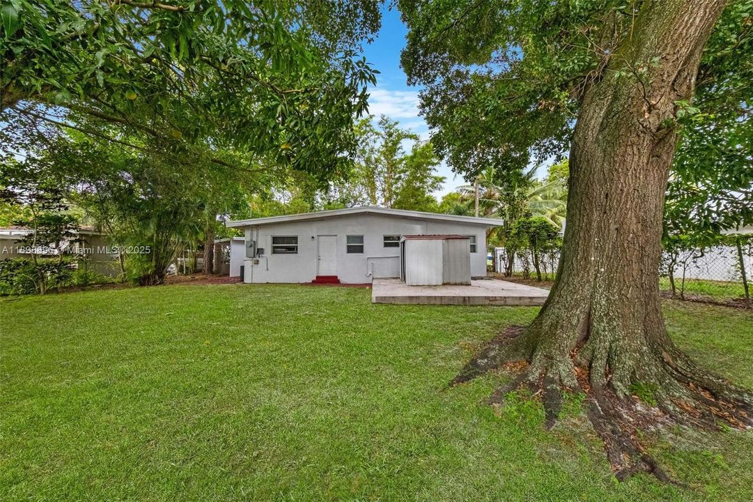 Недавно продано: $379,000 (3 спален, 2 ванн, 1000 Квадратных фут)