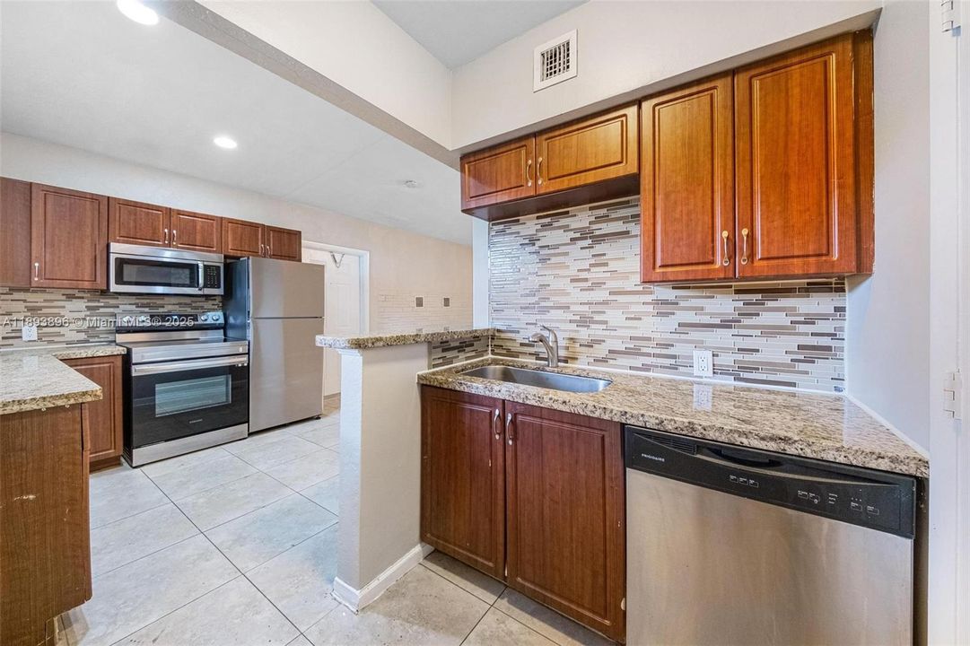 Недавно продано: $379,000 (3 спален, 2 ванн, 1000 Квадратных фут)