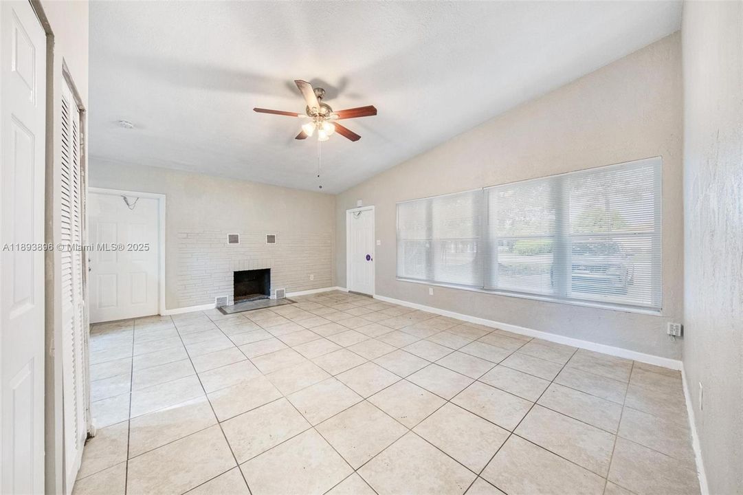 Недавно продано: $379,000 (3 спален, 2 ванн, 1000 Квадратных фут)