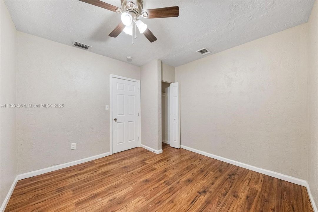 Недавно продано: $379,000 (3 спален, 2 ванн, 1000 Квадратных фут)