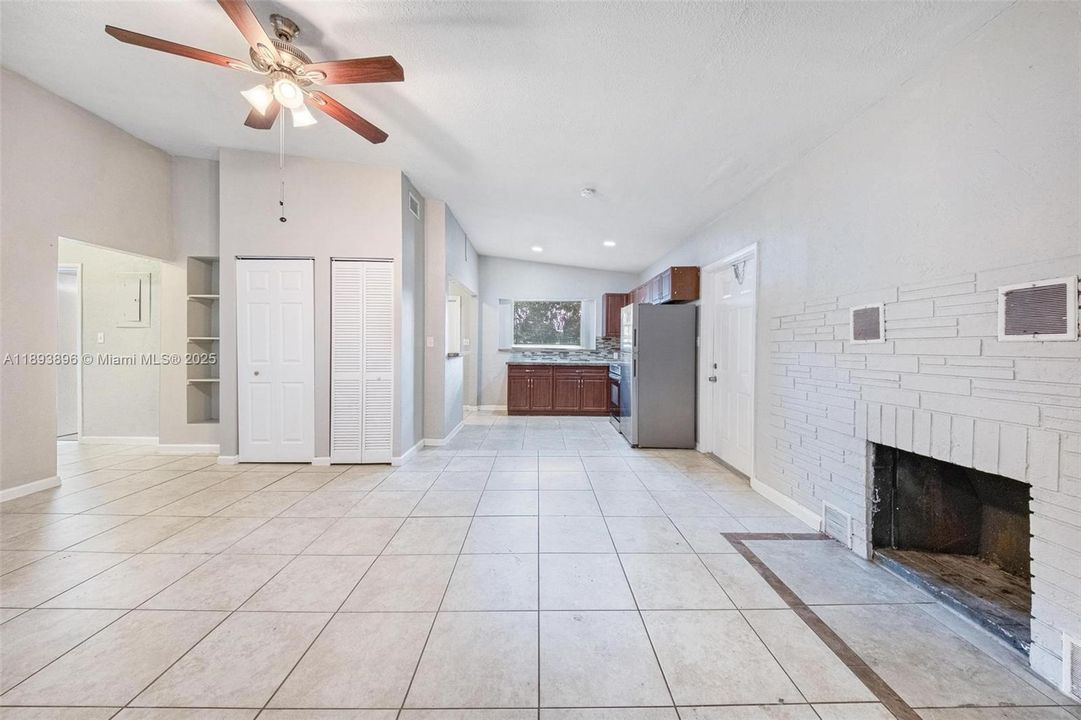 Недавно продано: $379,000 (3 спален, 2 ванн, 1000 Квадратных фут)