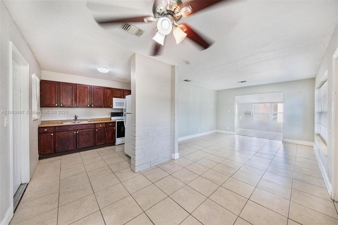 Недавно продано: $330,000 (3 спален, 1 ванн, 1008 Квадратных фут)