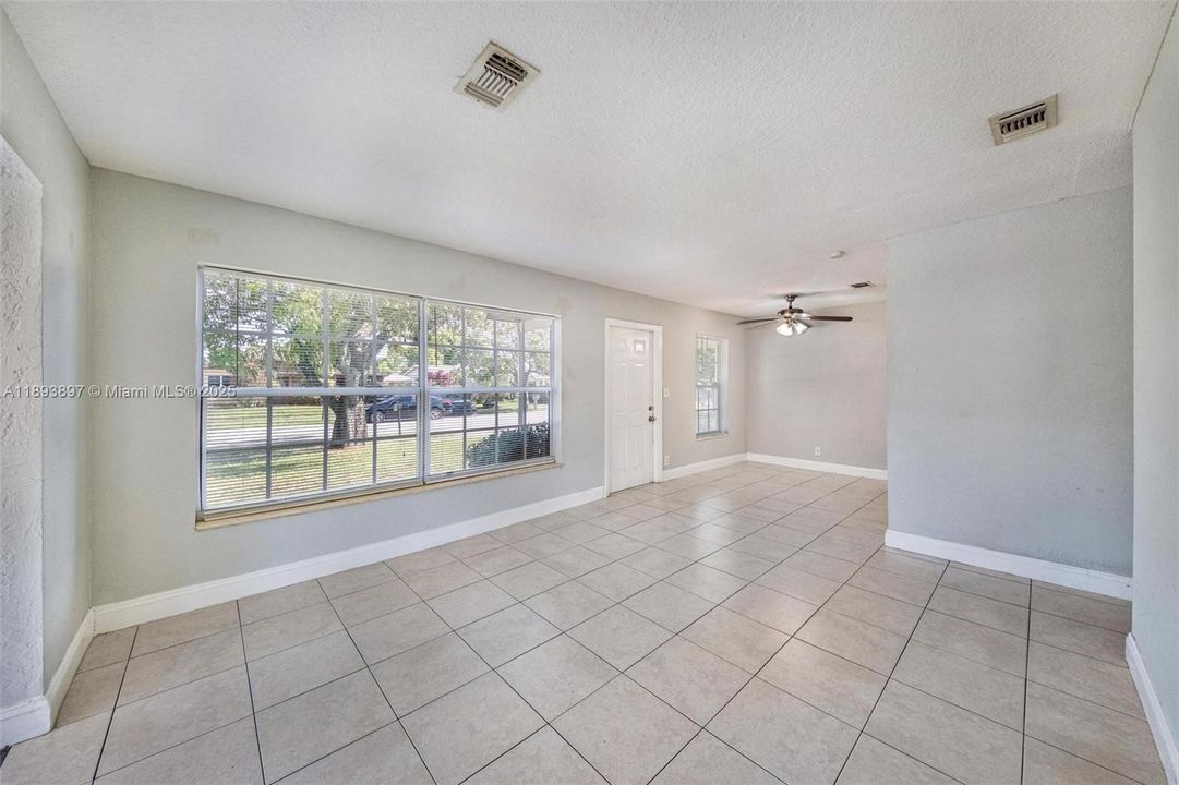 Недавно продано: $330,000 (3 спален, 1 ванн, 1008 Квадратных фут)