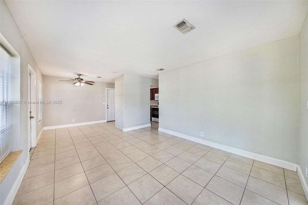 Недавно продано: $330,000 (3 спален, 1 ванн, 1008 Квадратных фут)