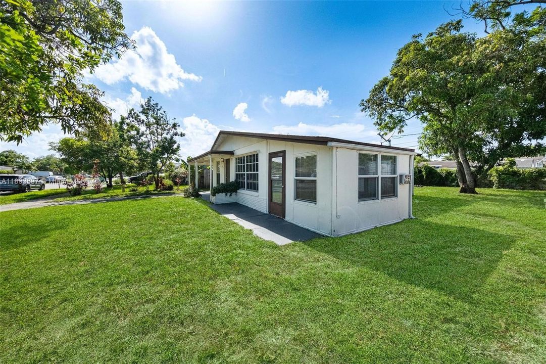 Недавно продано: $330,000 (3 спален, 1 ванн, 1008 Квадратных фут)