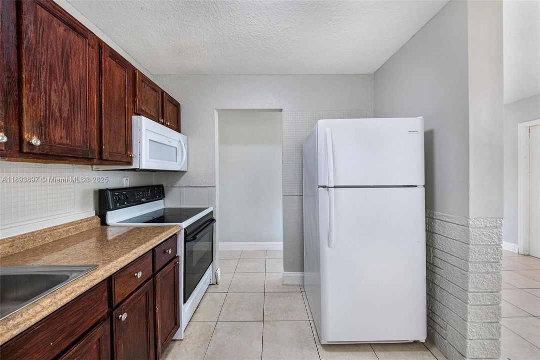 Недавно продано: $330,000 (3 спален, 1 ванн, 1008 Квадратных фут)