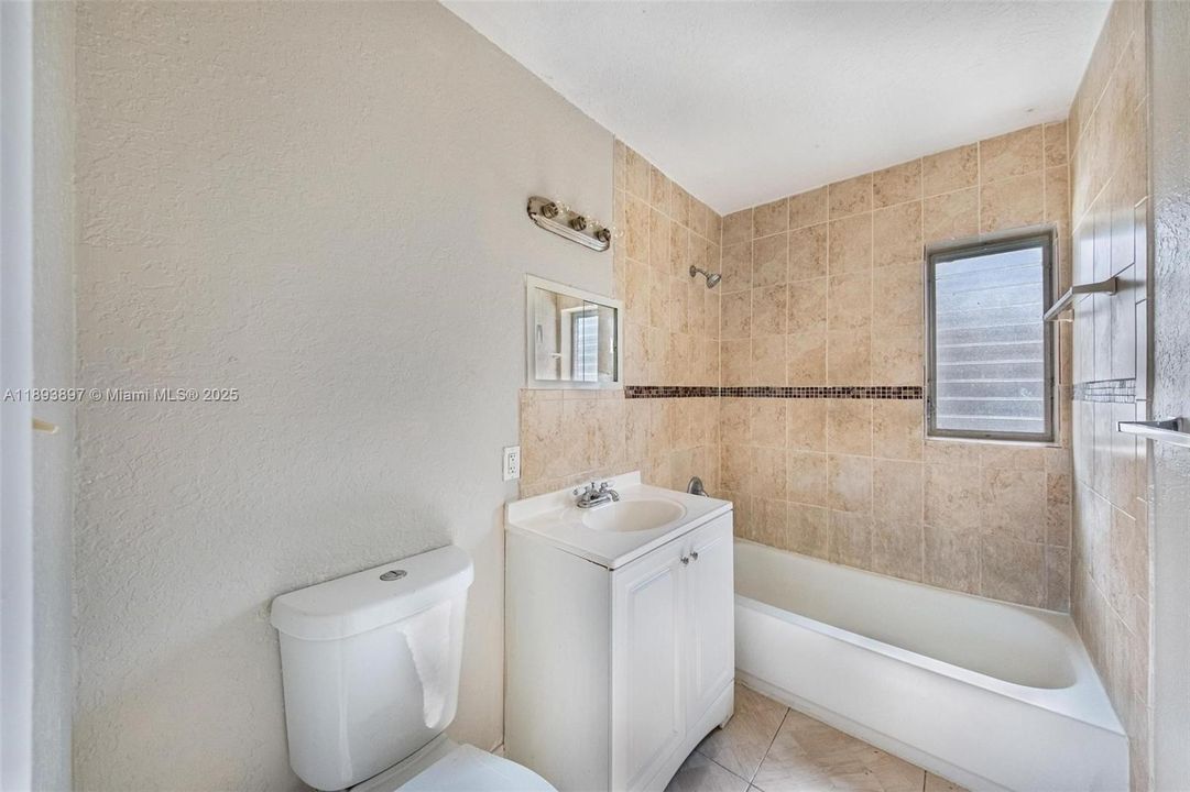 Недавно продано: $330,000 (3 спален, 1 ванн, 1008 Квадратных фут)