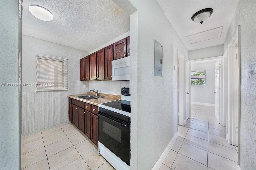 Недавно продано: $330,000 (3 спален, 1 ванн, 1008 Квадратных фут)