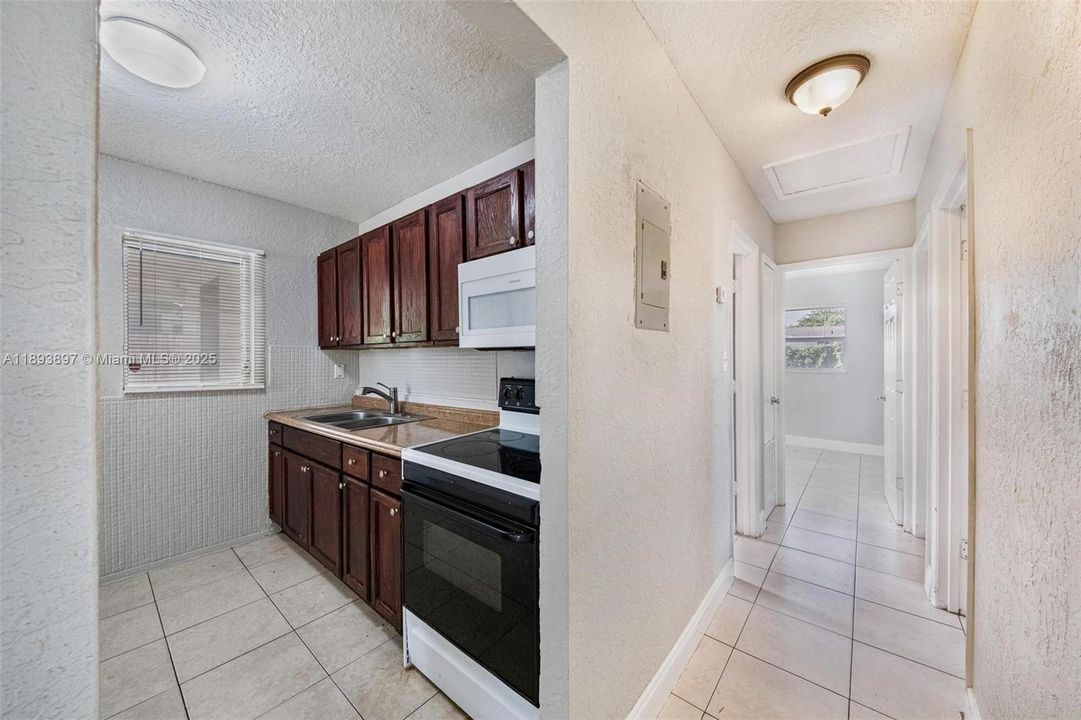 Недавно продано: $330,000 (3 спален, 1 ванн, 1008 Квадратных фут)