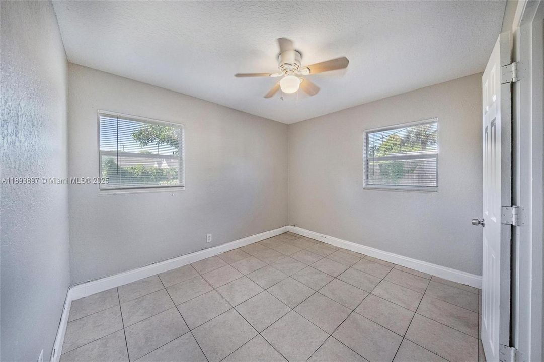 Недавно продано: $330,000 (3 спален, 1 ванн, 1008 Квадратных фут)