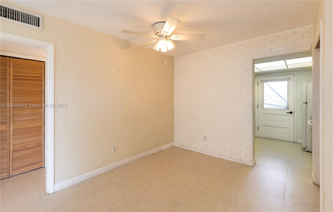 最近售出: $475,000 (2 贝兹, 1 浴室, 843 平方英尺)