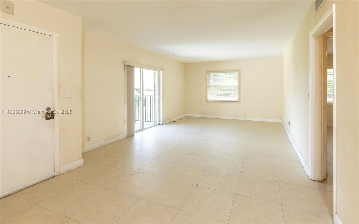 最近售出: $475,000 (2 贝兹, 1 浴室, 843 平方英尺)