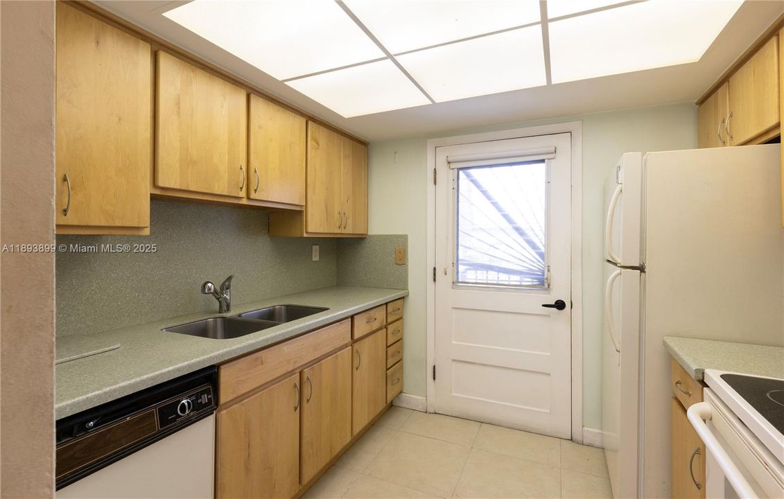 最近售出: $475,000 (2 贝兹, 1 浴室, 843 平方英尺)