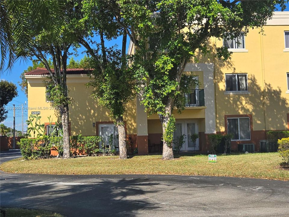 合同活跃: $1,700 (1 贝兹, 1 浴室, 660 平方英尺)