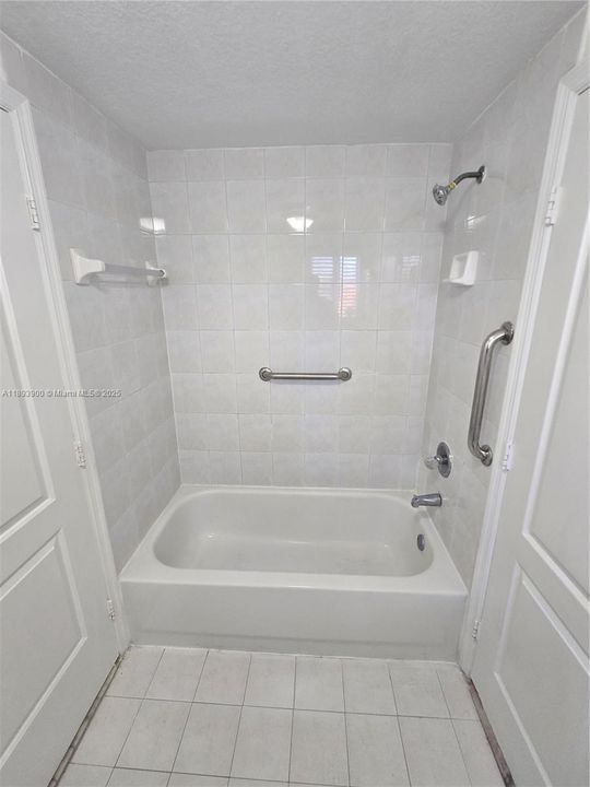 合同活跃: $1,700 (1 贝兹, 1 浴室, 660 平方英尺)