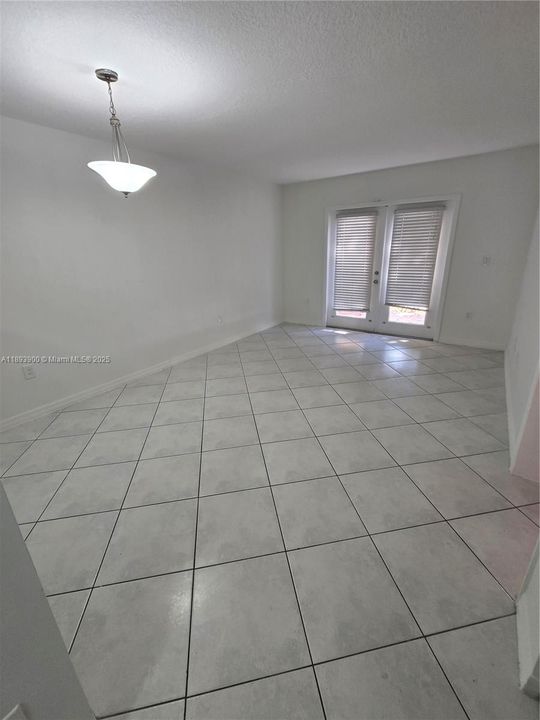 合同活跃: $1,700 (1 贝兹, 1 浴室, 660 平方英尺)