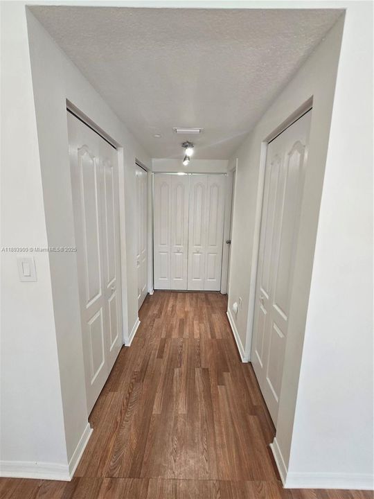 合同活跃: $1,700 (1 贝兹, 1 浴室, 660 平方英尺)