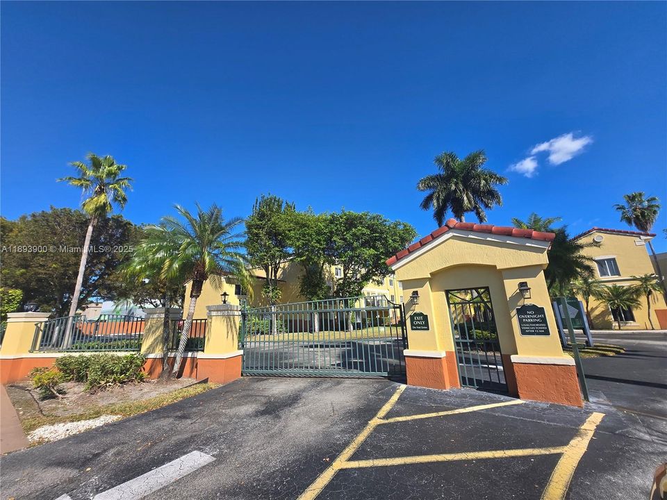 合同活跃: $1,700 (1 贝兹, 1 浴室, 660 平方英尺)