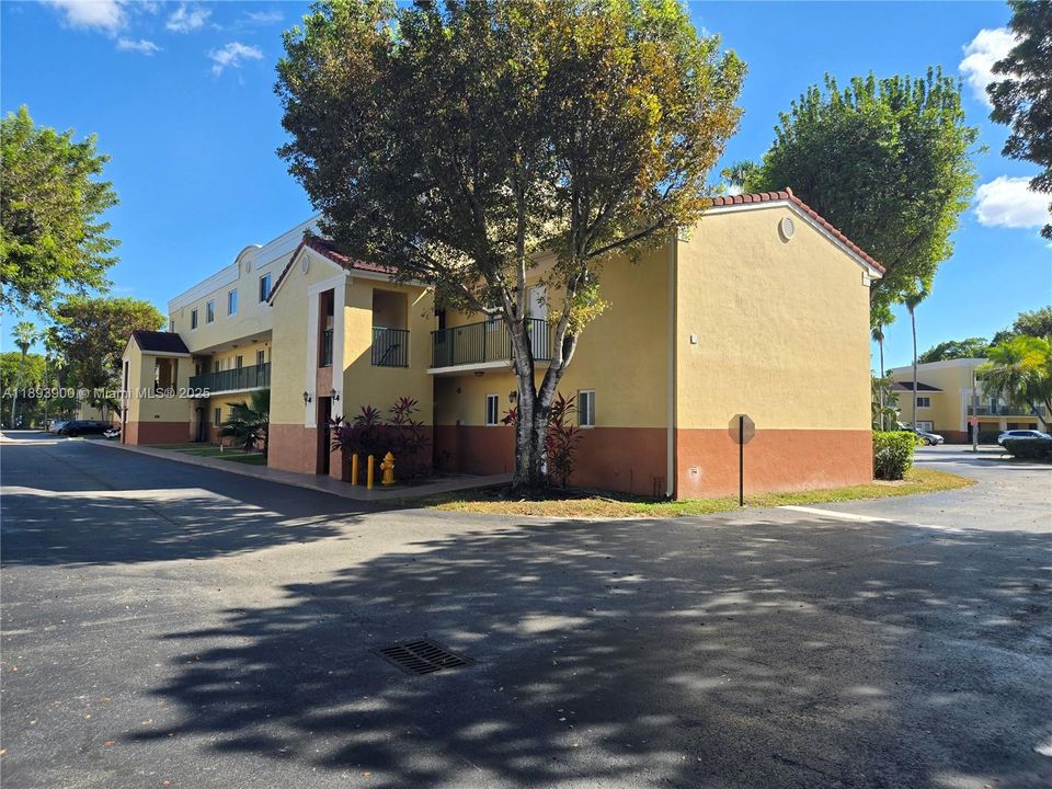 合同活跃: $1,700 (1 贝兹, 1 浴室, 660 平方英尺)