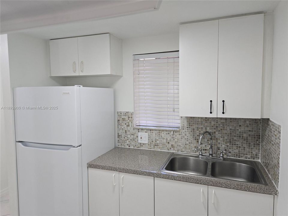 合同活跃: $1,700 (1 贝兹, 1 浴室, 660 平方英尺)