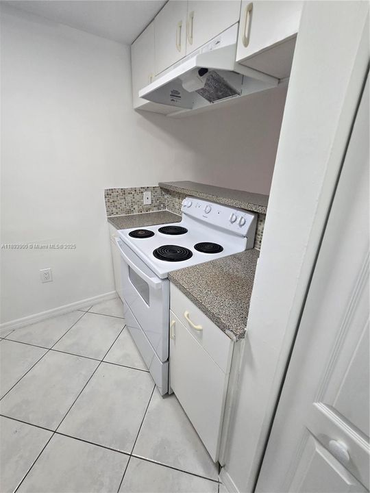 合同活跃: $1,700 (1 贝兹, 1 浴室, 660 平方英尺)