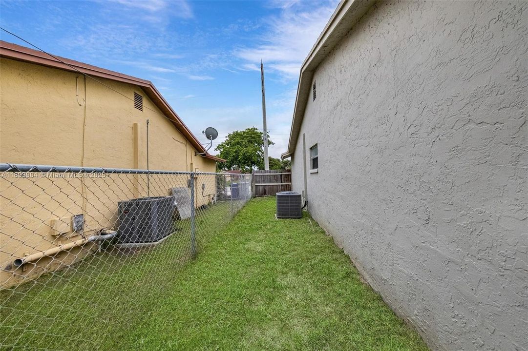 合同活跃: $412,000 (3 贝兹, 2 浴室, 1331 平方英尺)