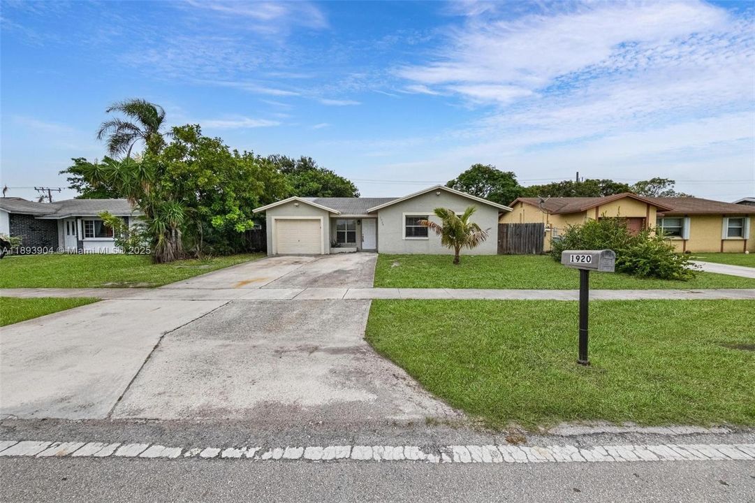 合同活跃: $412,000 (3 贝兹, 2 浴室, 1331 平方英尺)