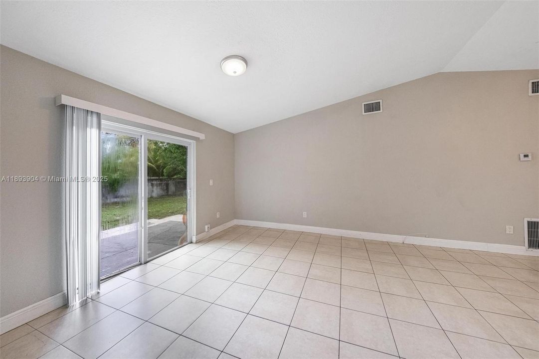 合同活跃: $412,000 (3 贝兹, 2 浴室, 1331 平方英尺)