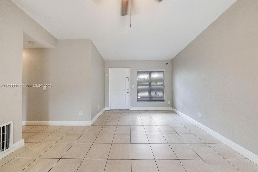 合同活跃: $412,000 (3 贝兹, 2 浴室, 1331 平方英尺)