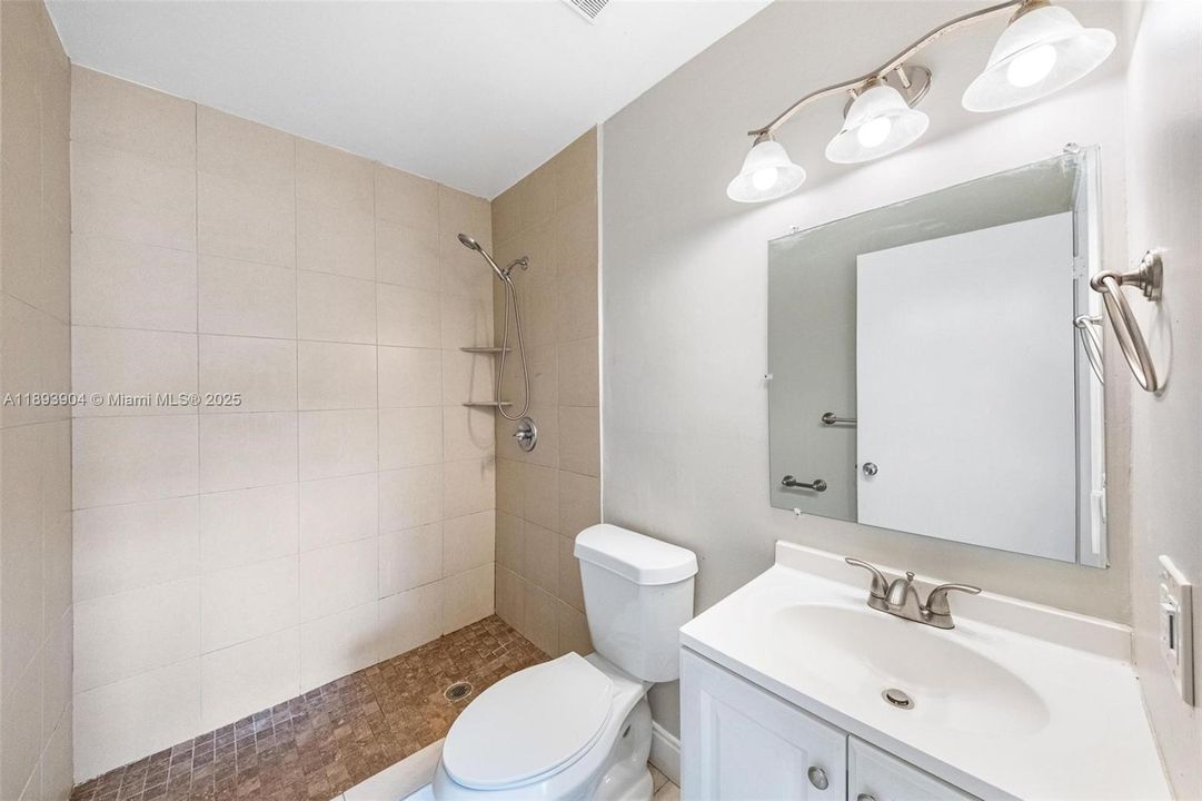 合同活跃: $412,000 (3 贝兹, 2 浴室, 1331 平方英尺)