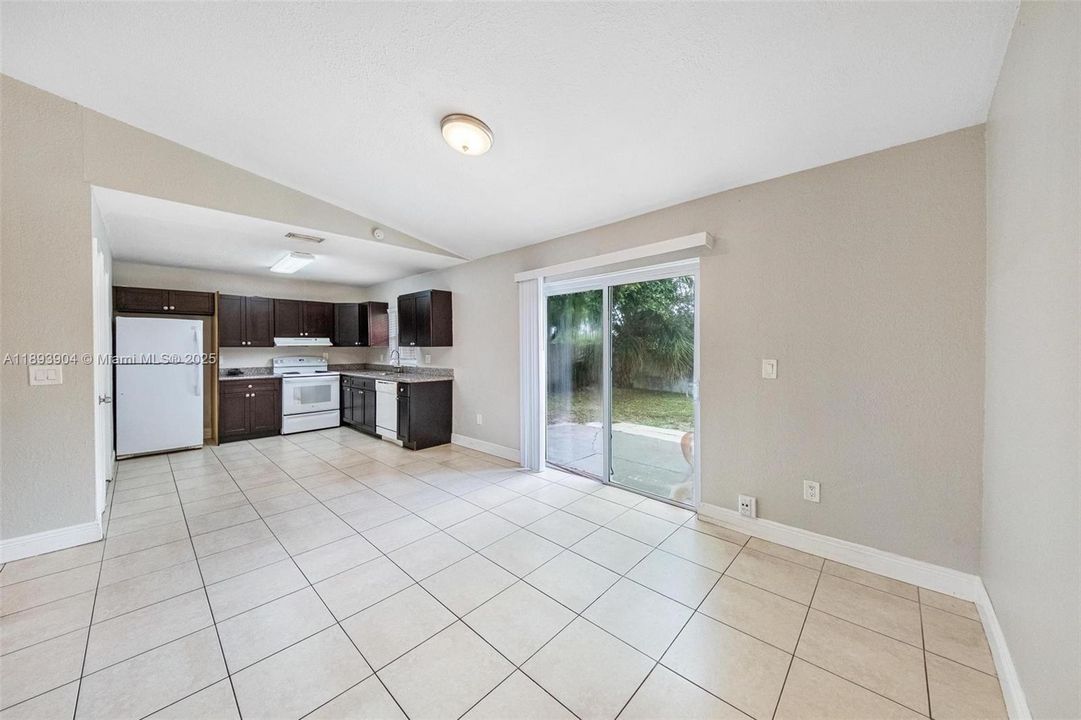 合同活跃: $412,000 (3 贝兹, 2 浴室, 1331 平方英尺)