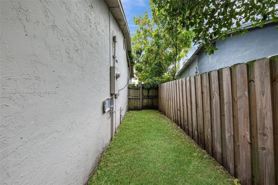 合同活跃: $412,000 (3 贝兹, 2 浴室, 1331 平方英尺)