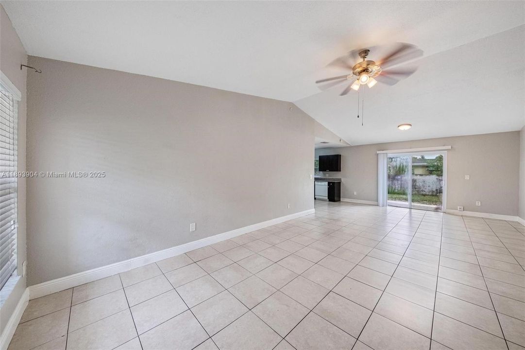 合同活跃: $412,000 (3 贝兹, 2 浴室, 1331 平方英尺)