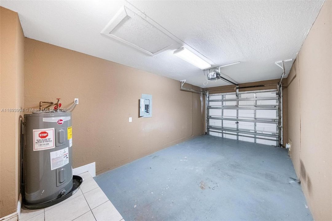 合同活跃: $412,000 (3 贝兹, 2 浴室, 1331 平方英尺)