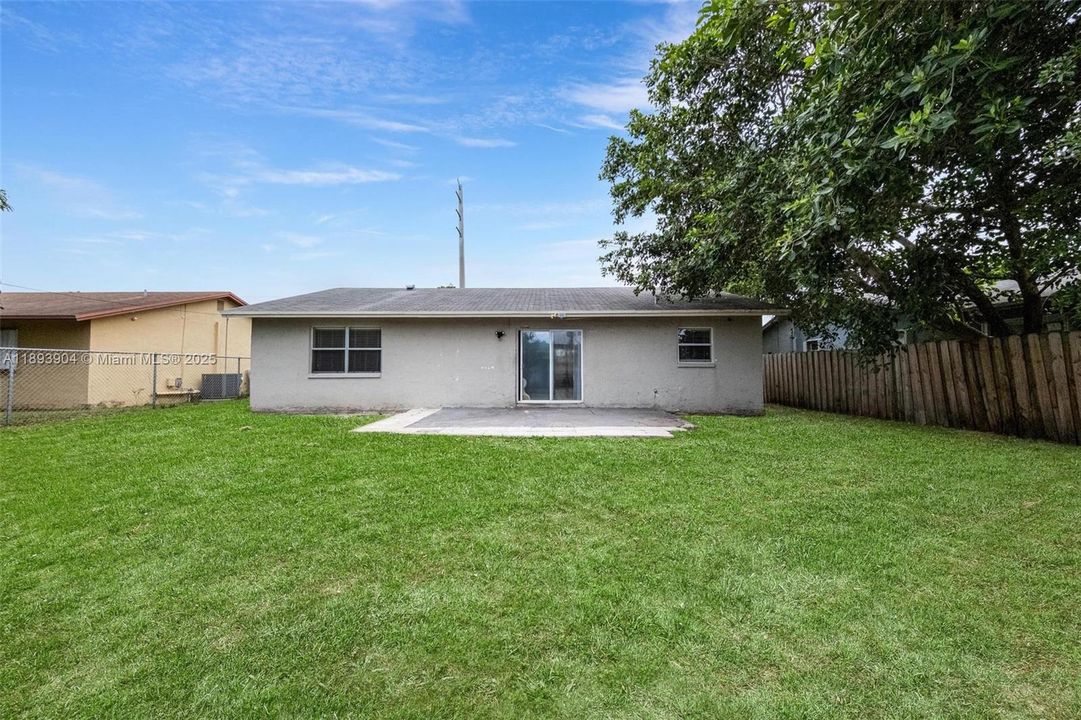 合同活跃: $412,000 (3 贝兹, 2 浴室, 1331 平方英尺)