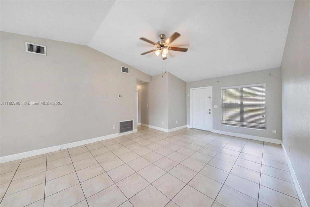 合同活跃: $412,000 (3 贝兹, 2 浴室, 1331 平方英尺)