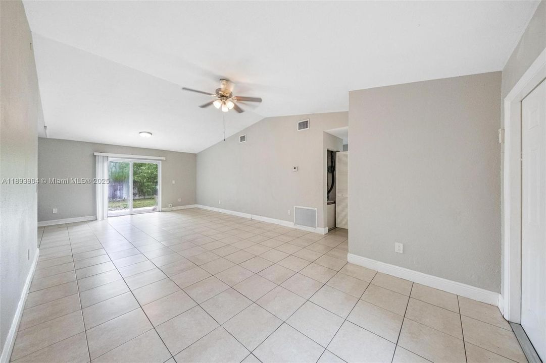 合同活跃: $412,000 (3 贝兹, 2 浴室, 1331 平方英尺)