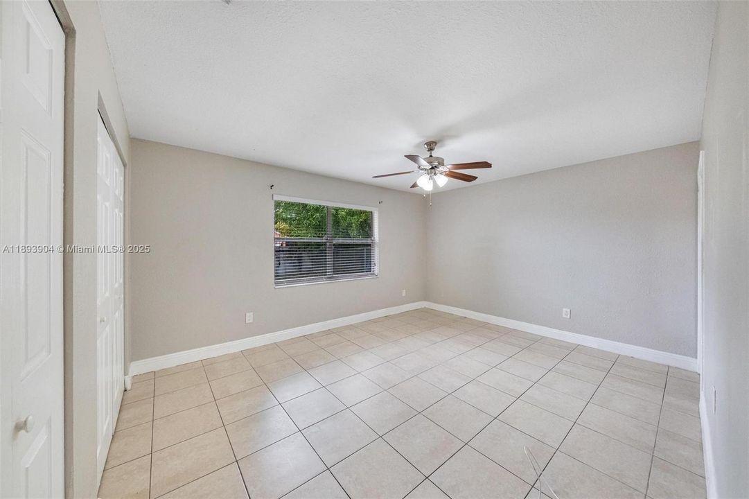 合同活跃: $412,000 (3 贝兹, 2 浴室, 1331 平方英尺)