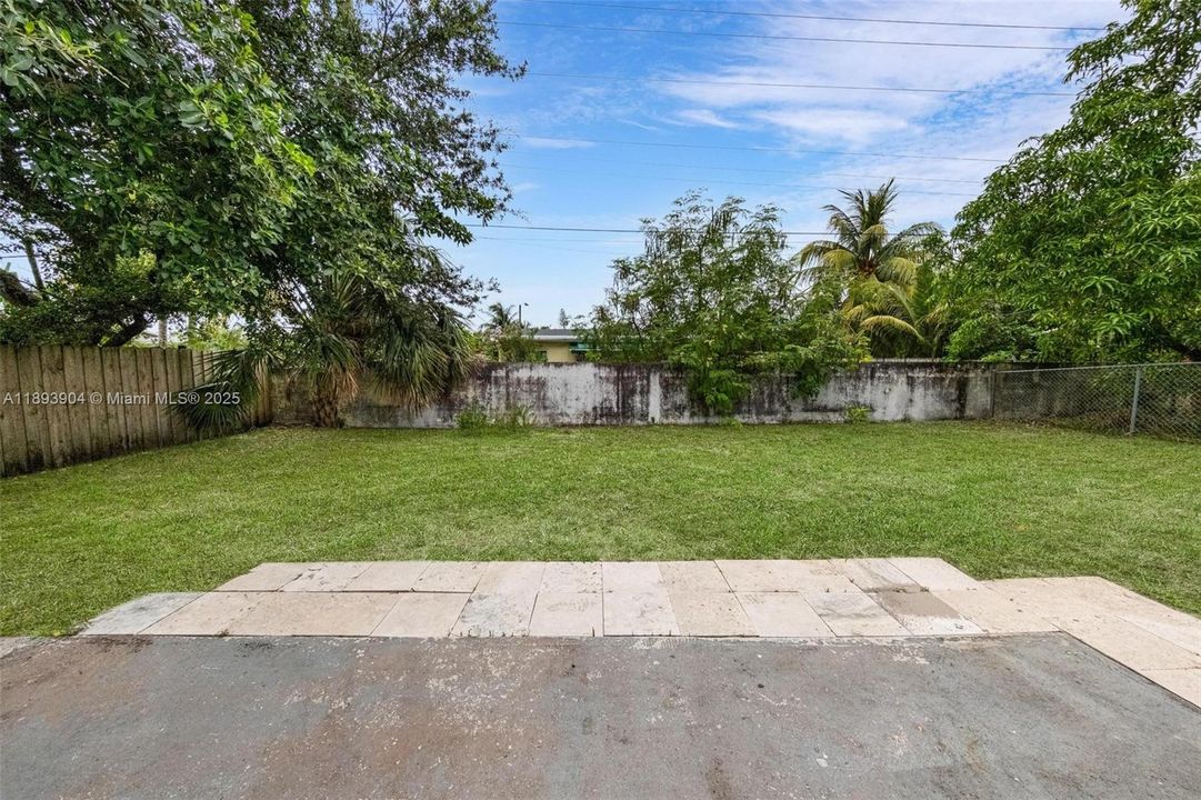 合同活跃: $412,000 (3 贝兹, 2 浴室, 1331 平方英尺)