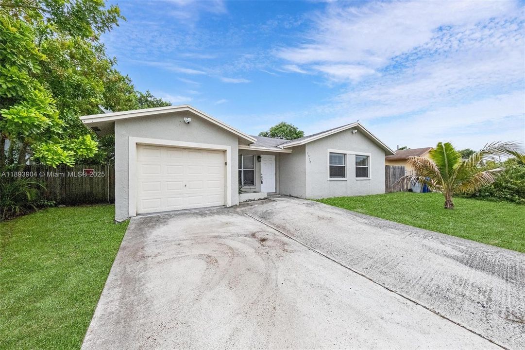 合同活跃: $412,000 (3 贝兹, 2 浴室, 1331 平方英尺)