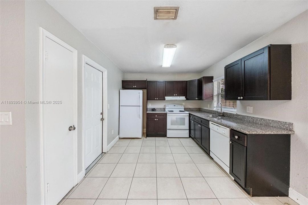 合同活跃: $412,000 (3 贝兹, 2 浴室, 1331 平方英尺)