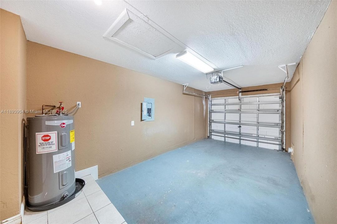 合同活跃: $412,000 (3 贝兹, 2 浴室, 1331 平方英尺)