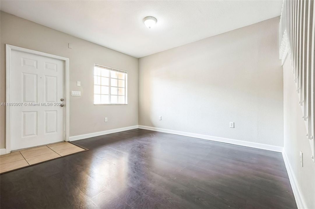 Под контрактом: $322,000 (3 спален, 2 ванн, 1560 Квадратных фут)