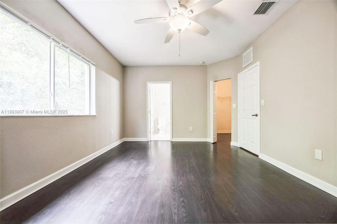 Под контрактом: $322,000 (3 спален, 2 ванн, 1560 Квадратных фут)