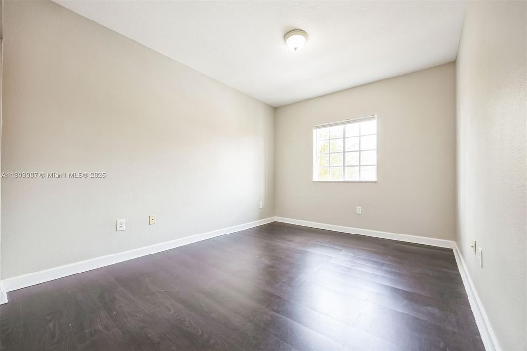 Под контрактом: $322,000 (3 спален, 2 ванн, 1560 Квадратных фут)