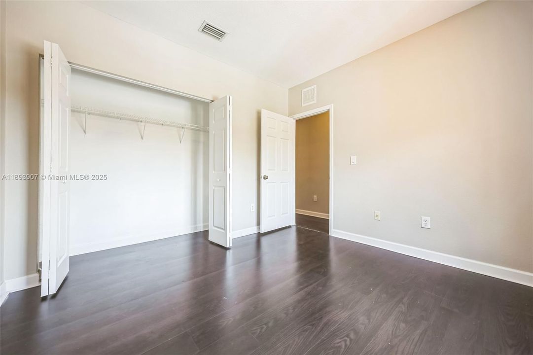 Под контрактом: $322,000 (3 спален, 2 ванн, 1560 Квадратных фут)