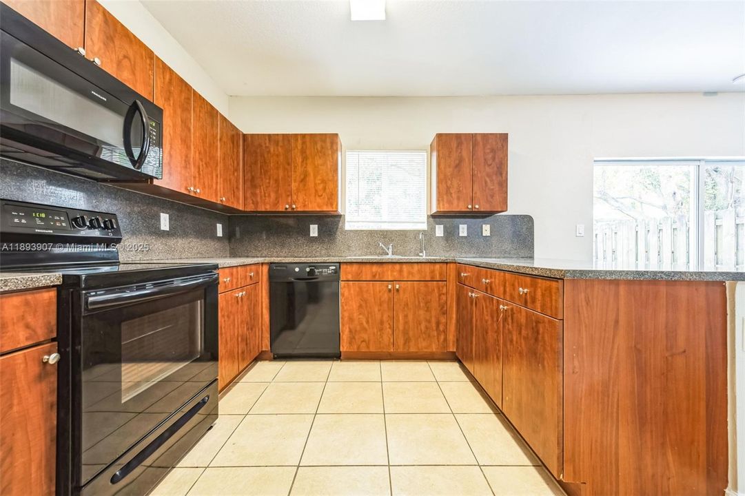 Под контрактом: $322,000 (3 спален, 2 ванн, 1560 Квадратных фут)